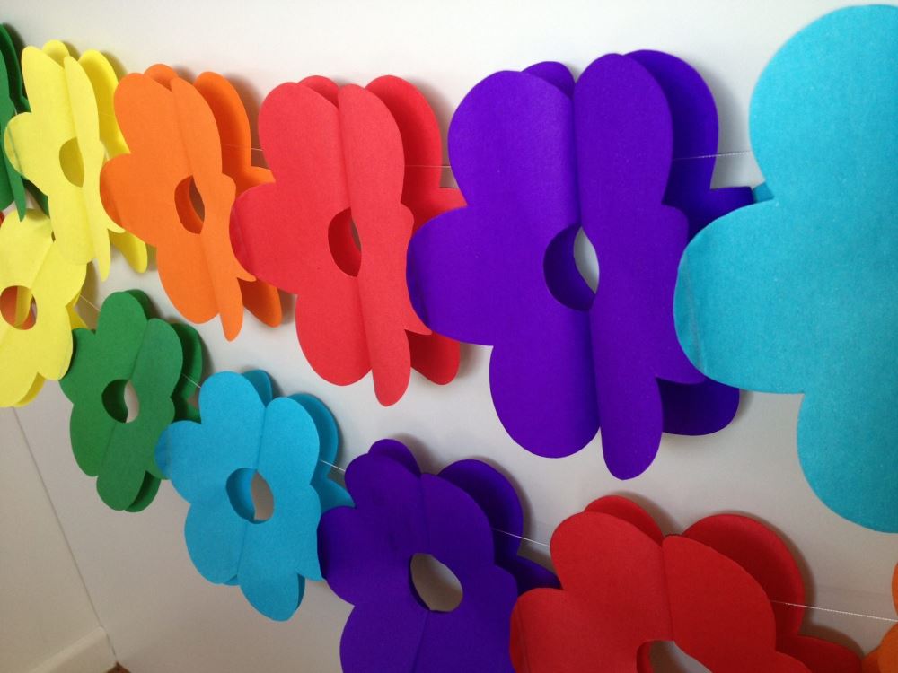 Colorful 4m Lantern Paper Garland with 25 floral decorations, perfect for brightening parties and home decor.