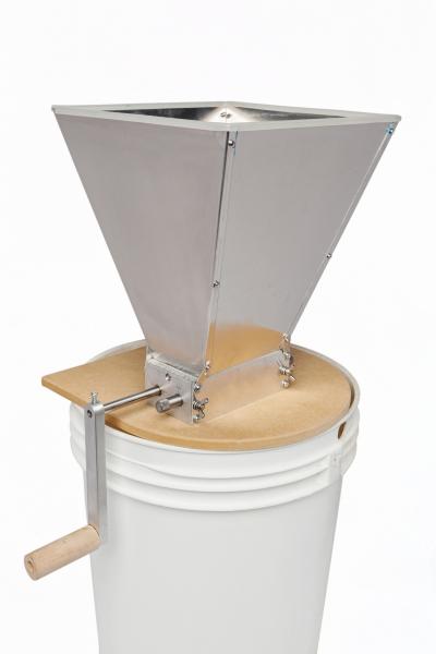 Twin Roller Grain Mill with stainless steel rollers, adjustable gap, and 4.5 kg capacity for efficient home brewing.