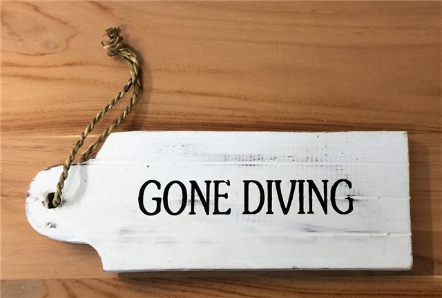 Vibrant diving-themed door hanger, 8x2x22cm, perfect for ocean lovers to enhance home decor and evoke sea adventures.