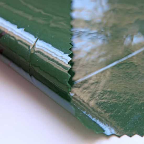 Green welding screen measuring 1.8x1.8m, designed for safety and visibility against arcs, sparks, and debris in welding.
