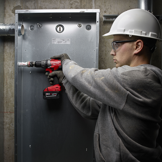 Milwaukee 25mm bi-metal holesaw blade with Rip Guard for strength, durability, and efficiency in cutting thick materials.