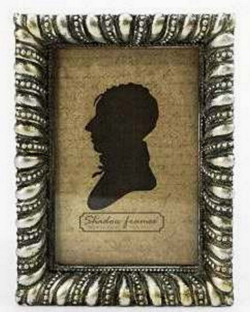 Ornate photo frame measuring 14.2 x 3.2 x 19.0cm, beautifully detailed for displaying cherished photos or certificates.