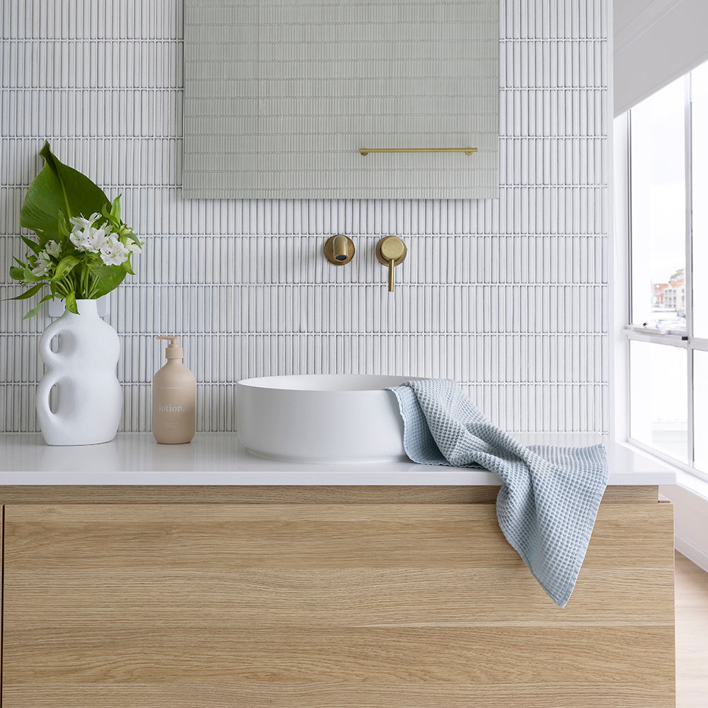 Luxurious 40x70cm Bambury waffle hand towel in Cloud color, made from premium Turkish cotton for quick drying and excellent absorbency.