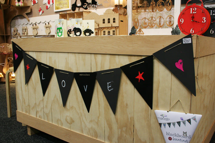 Flexible chalkboard bunting in black polypropylene for customizable wall art, ideal for events and everyday decor.