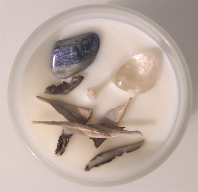 Crystal Soy Wax Candle with White Sage, Clear Quartz, and Lapis for tranquility, 40-hour burn time, 200g soy wax.
