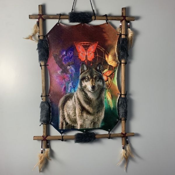 Dreamcatcher featuring wolves and butterflies, framed in bamboo with faux fur and feathers, measuring 56 x 41 cm.