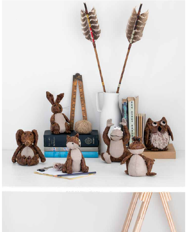 Charming 13cm brown fox desk accessory in leather look, perfect for adding personality to workspaces and ideal as a gift.