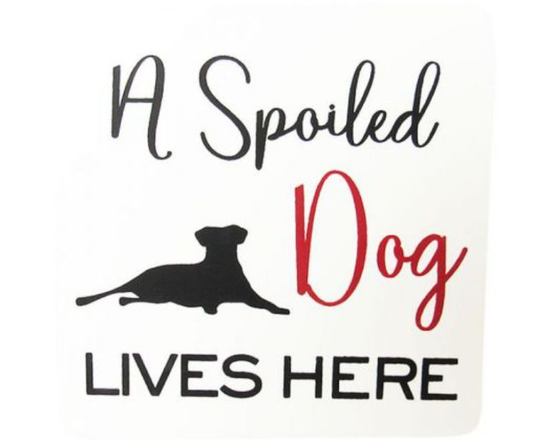 Wooden pet magnet featuring the phrase "Spoiled Dog," measuring 10 x 10 cm, perfect for dog lovers and home decor.