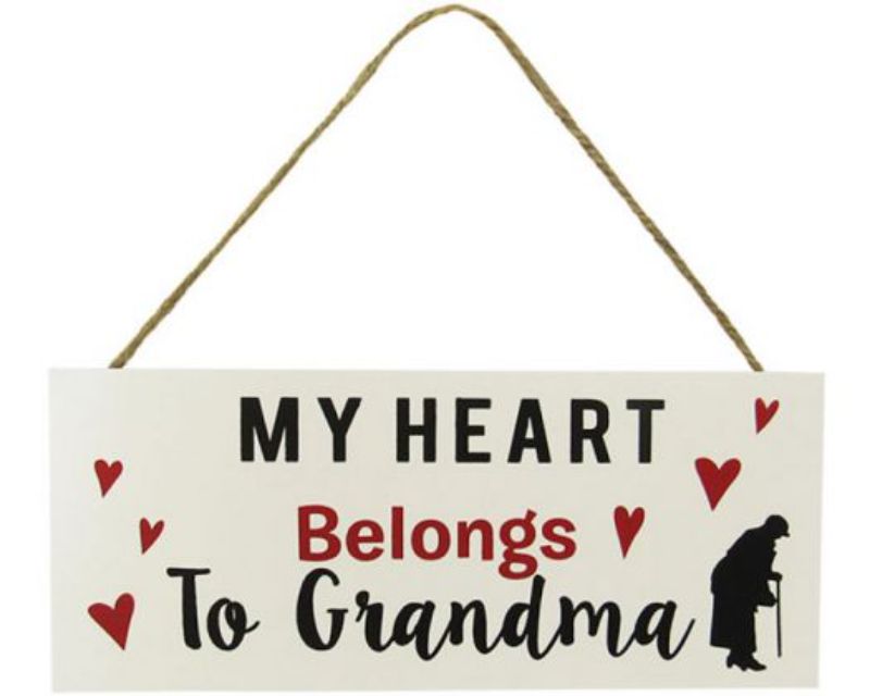 Charming "G'ma" heart-shaped decorative sign, perfect for grandmothers, measuring 24 x 10 cm, adds warmth to any space.