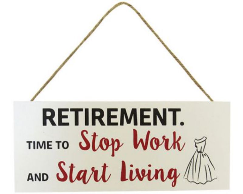 Charming 24 x 10 cm Senior Hanger Retirement sign, perfect for celebrating new beginnings and adding warmth to any space.