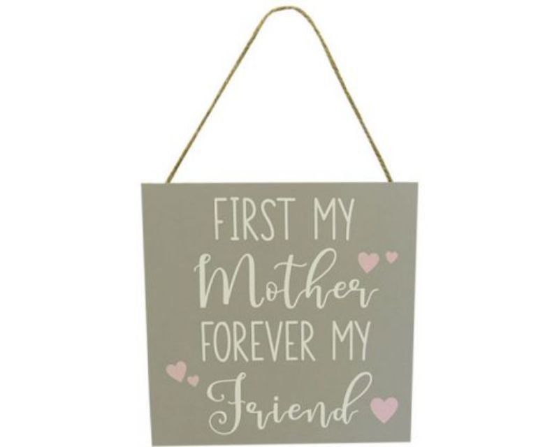 Wooden sign measuring 18x18 cm, showcasing family love and friendship, ideal for home decor and special gifts.