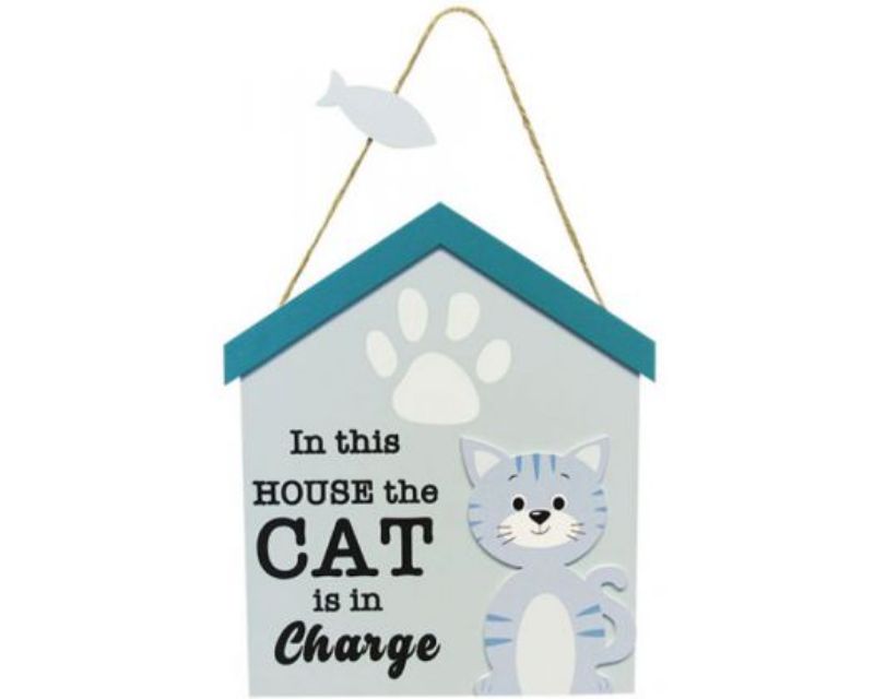 Wooden "Cat in Charge" hanger with twine, measuring 23.5 x 20 cm, perfect for cat lovers' home decor.