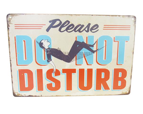 Retro 'Do Not Disturb' tin sign, 30cm x 20cm, adds charm to any space while ensuring peace and privacy.