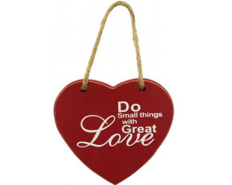 Heart-shaped wall decor in red, measuring 10.5 cm, with heartfelt words on a stylish rope hanger.