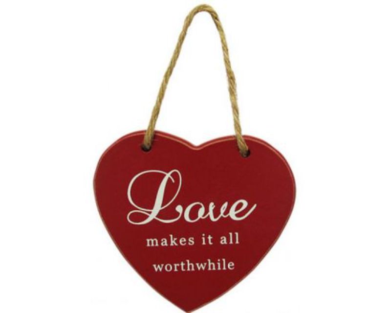 Heart-shaped hanger with a rope design, perfect for showcasing photos and quotes, measuring 10.5 cm x 10.5 cm.