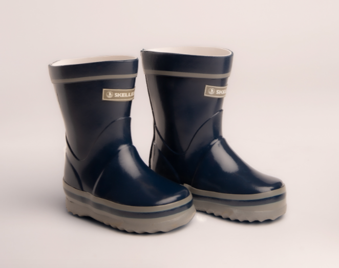 Navy junior gumboots for kids, size 6, featuring soft foam comfort, reinforced protection, and anti-microbial lining for wet play.