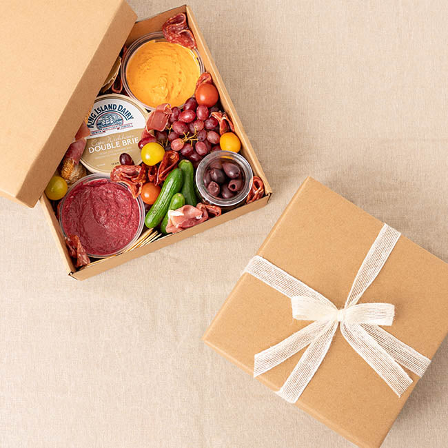 Eco-friendly large kraft box for gourmet food, ideal for catering and elegant presentation, measuring 28x28x9 cmH.