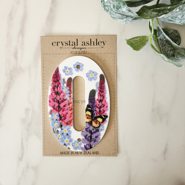 Floral house number "0" in 12cm, white acrylic with pre-drilled holes for easy mounting and stylish curb appeal.