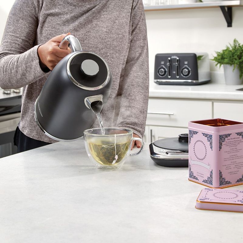 Sophisticated black kettle with Select technology for precise brewing temperatures, 1.7L capacity, and 3-way safety system.