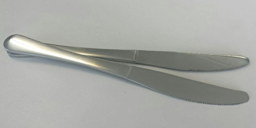 Set of 12 premium stainless steel dinner knives, 21cm, featuring a sleek design for any dining occasion.