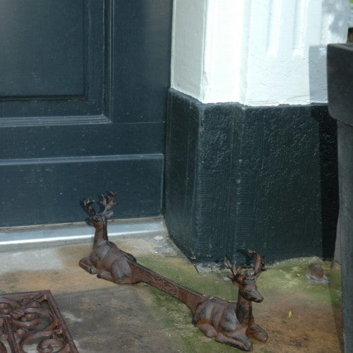Cast iron deer shoe scraper, 42 x 8 x 14 cm, effectively removes dirt while adding rustic style to your entryway.