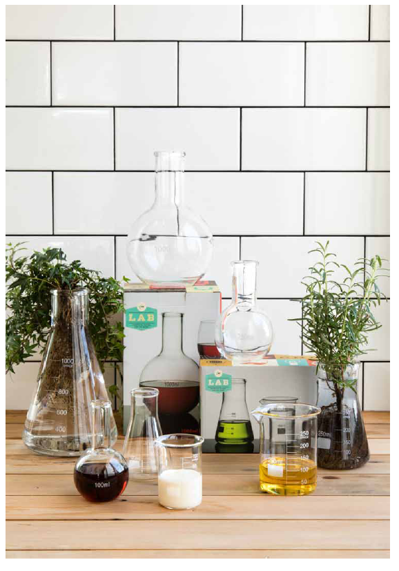 1-liter science lab flask measuring cup, perfect for precise kitchen measurements and experiments.