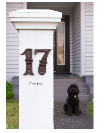 Elegant cast iron house number '0' measuring 11x8 cm, perfect for enhancing curb appeal and visibility.