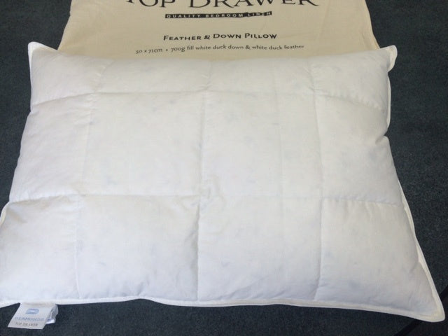 Luxurious 50/50 down-feather pillow, 800g, 48x73cm, with breathable cotton cover for a comfortable sleep.