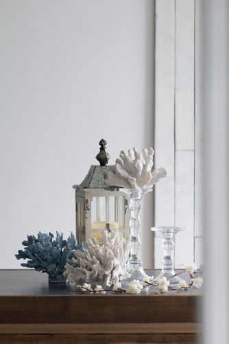 Bright white faux coral centerpiece measuring 24cm, crafted from durable polyresin, perfect for adding a coastal touch to decor.