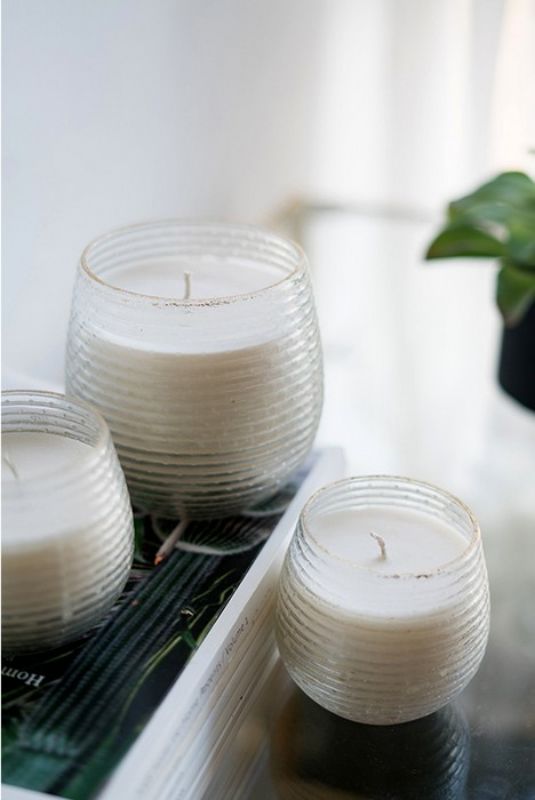 Scented soy wax candle in Earl Grey, featuring a ribbed gold foil holder, creating an elegant ambiance and soothing fragrance.