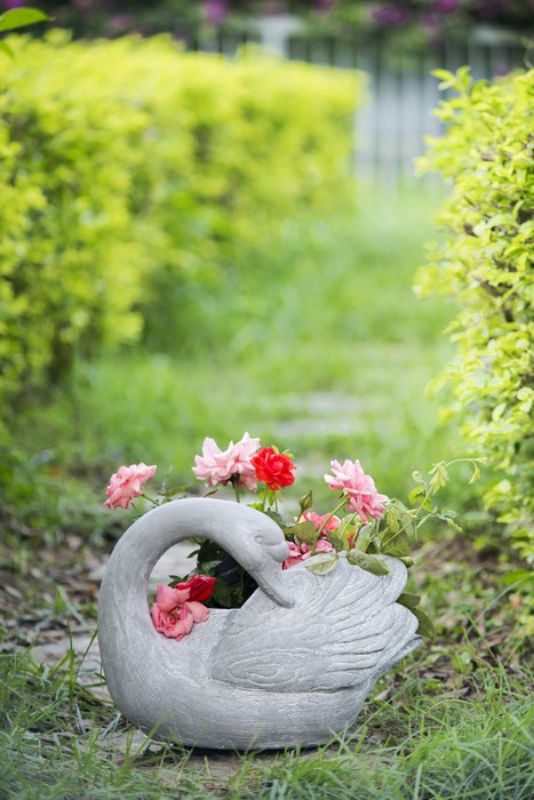 Swan-shaped planter (37cm) in neutral gray, perfect for showcasing flowers, herbs, or succulents in any decor.