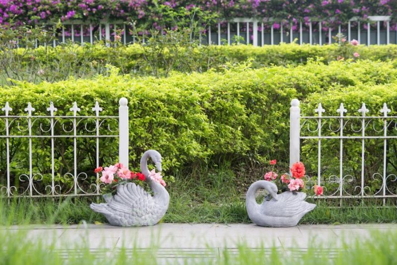 Swan-shaped gray planter (37cm) made of fiberglass resin, perfect for indoor or outdoor plants and contemporary decor.