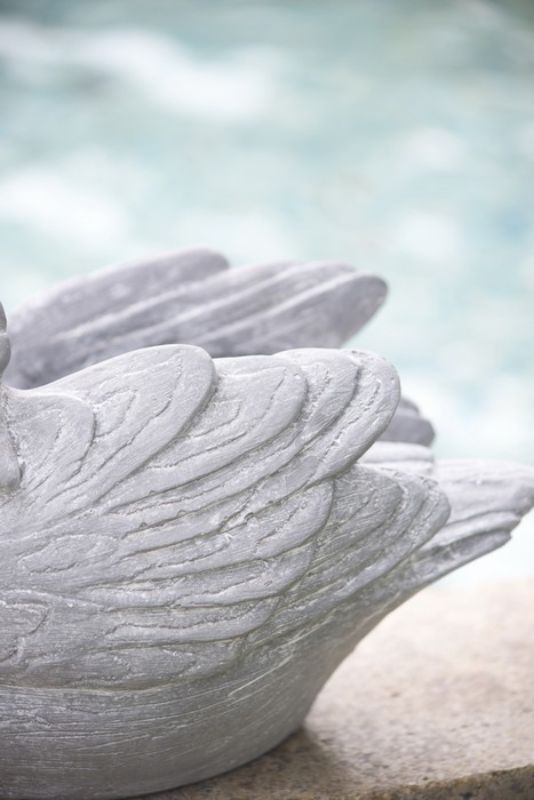 Swan-shaped planter (37cm) in gray, perfect for flowers, herbs, or succulents; lightweight and stylish for any decor.