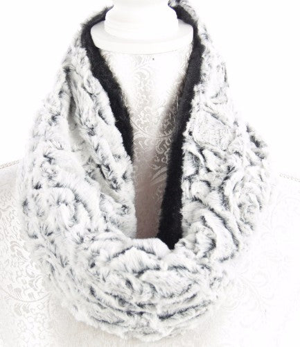 Elegant rose-patterned faux fur snood, 30 x 80cm, perfect for warmth and style during fall and winter.