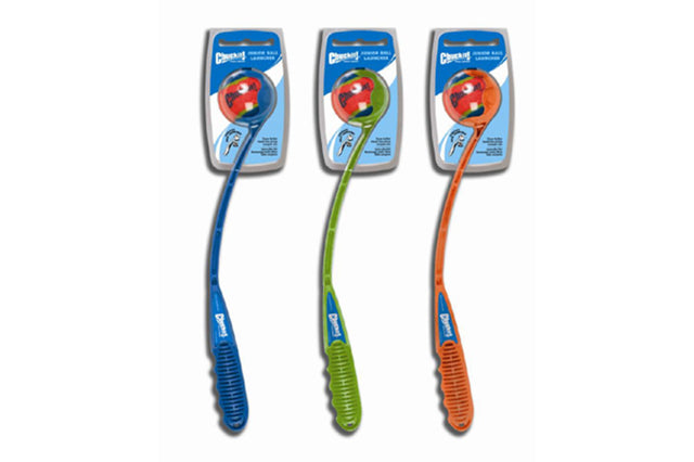 Dog toy Chuckit! Launcher Sport 18M, featuring a new handle for hands-free pickup and double throwing distance, in vibrant colors.