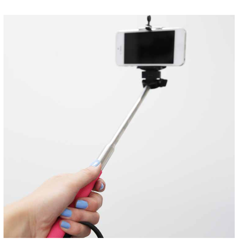 Extendable selfie stick with pink foam handle, adjustable from 40cm to 105cm, ideal for comfortable photography.