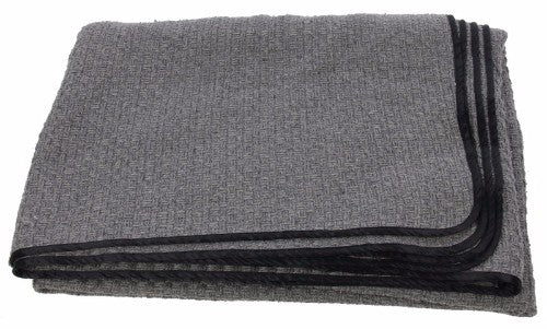 Soft and stylish grey/black blanket, 2m, perfect for cozying up at home or on outdoor adventures.