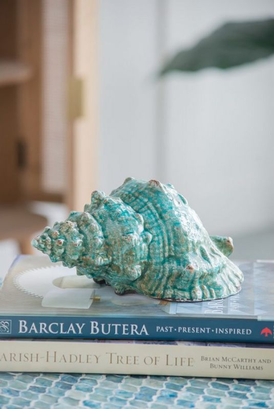 Ceramic seashell ornament (28cm) adds elegant coastal charm to home decor with its glossy finish and intricate design.