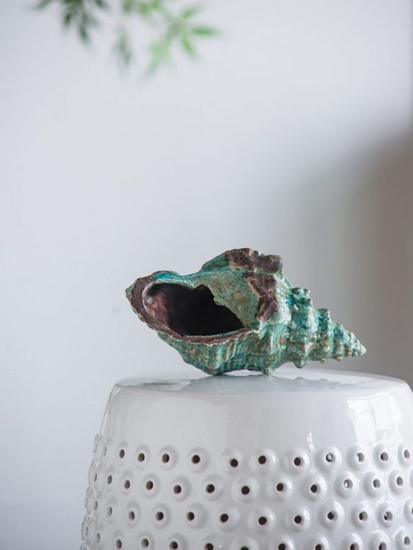 Ceramic seashell ornament measuring 28cm, perfect for adding coastal charm and elegance to any home decor.