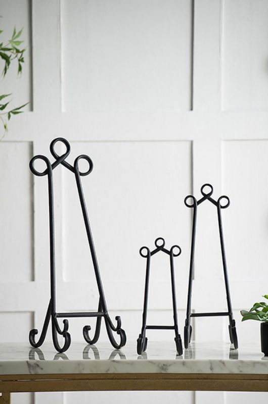 Metal plate holder (59cm) elegantly displays decorative plates, ideal for homes and events, combining style with stability.