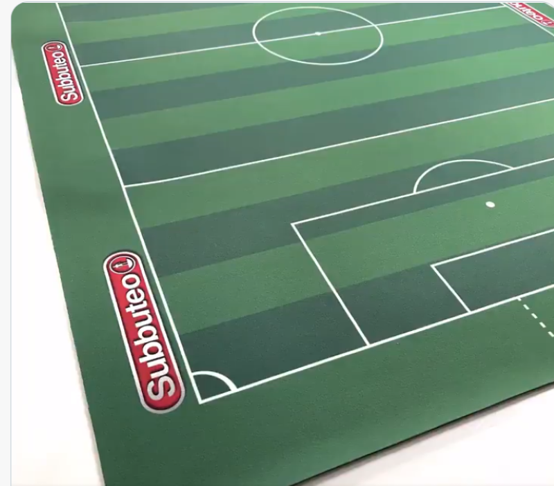 Subbuteo Deluxe Pitch: high-quality polyester play surface for faster gameplay, measuring 142 x 96 cm, smooth and easy to install.