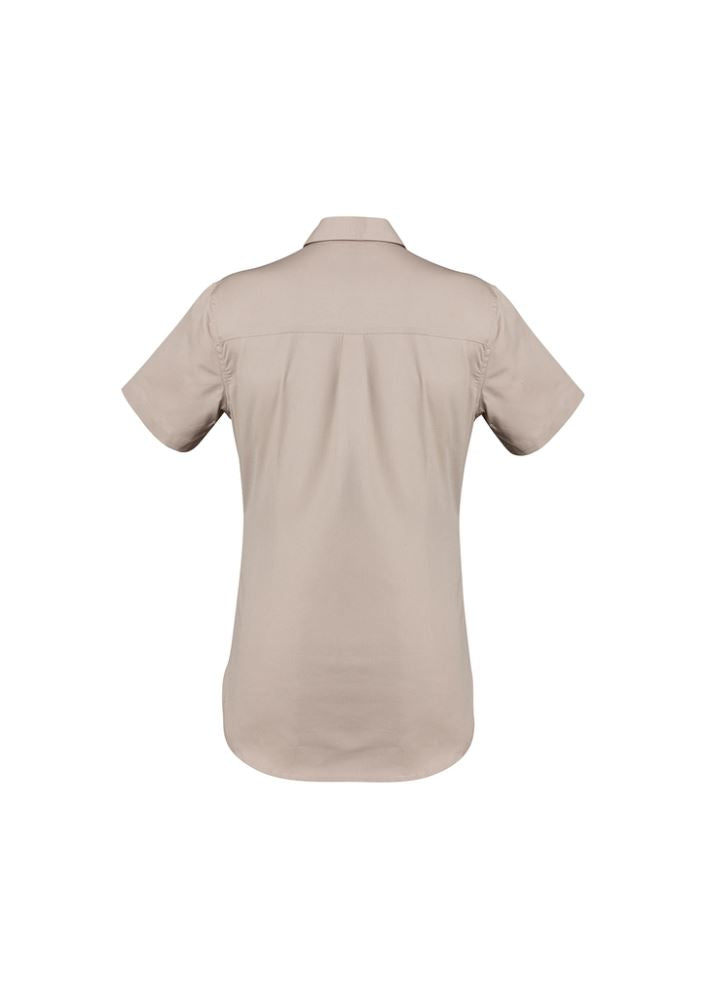 Lightweight women's shirt in sand with short sleeves, made from 100% cotton twill, featuring pockets and underarm vents.