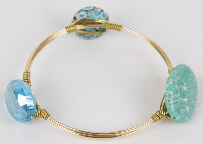 Turquoise bracelet featuring crystals and moonstone, designed for style and well-being, showcasing vibrant hues and elegance.