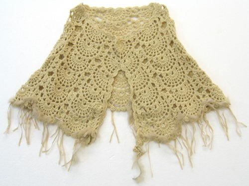 Beige poncho with fur trim and tassels, perfect for stylish layering in fall and winter.