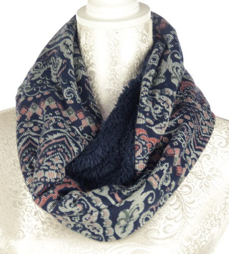 Luxurious fleece-lined snood measuring 24 x 150 cm, perfect for warmth and style on chilly days.