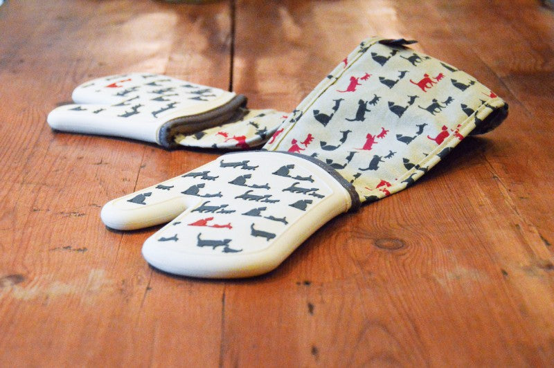 Cute cat-themed double oven glove made of heat-resistant silicone, offering protection up to 250°C with a snug fit and insulation.