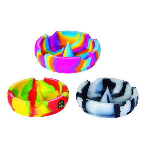 Set of 6 glow-in-the-dark silicone ashtrays, durable and stylish for all smoking needs.