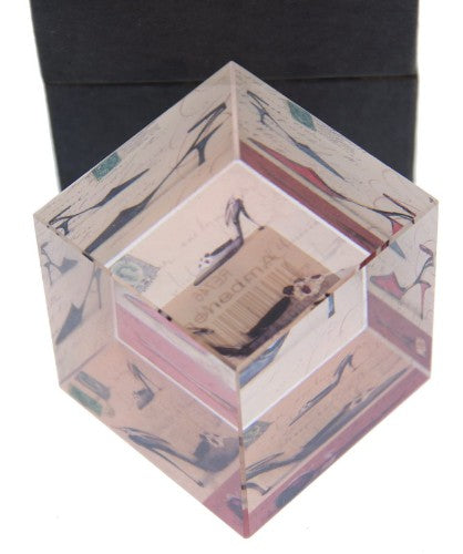 Shoe-shaped paperweight measuring 9cm, combining elegance and functionality for stylish desk organization.
