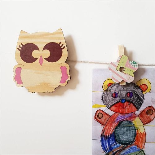 Owl-shaped art peg for displaying kids' artwork, photos, and names; eco-friendly pine veneer, 110mm x 120mm, ready to hang.