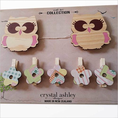 Owl-shaped art peg for displaying kids' artwork, photos, or names; eco-friendly pine veneer, 110mm x 120mm, 1m string length.